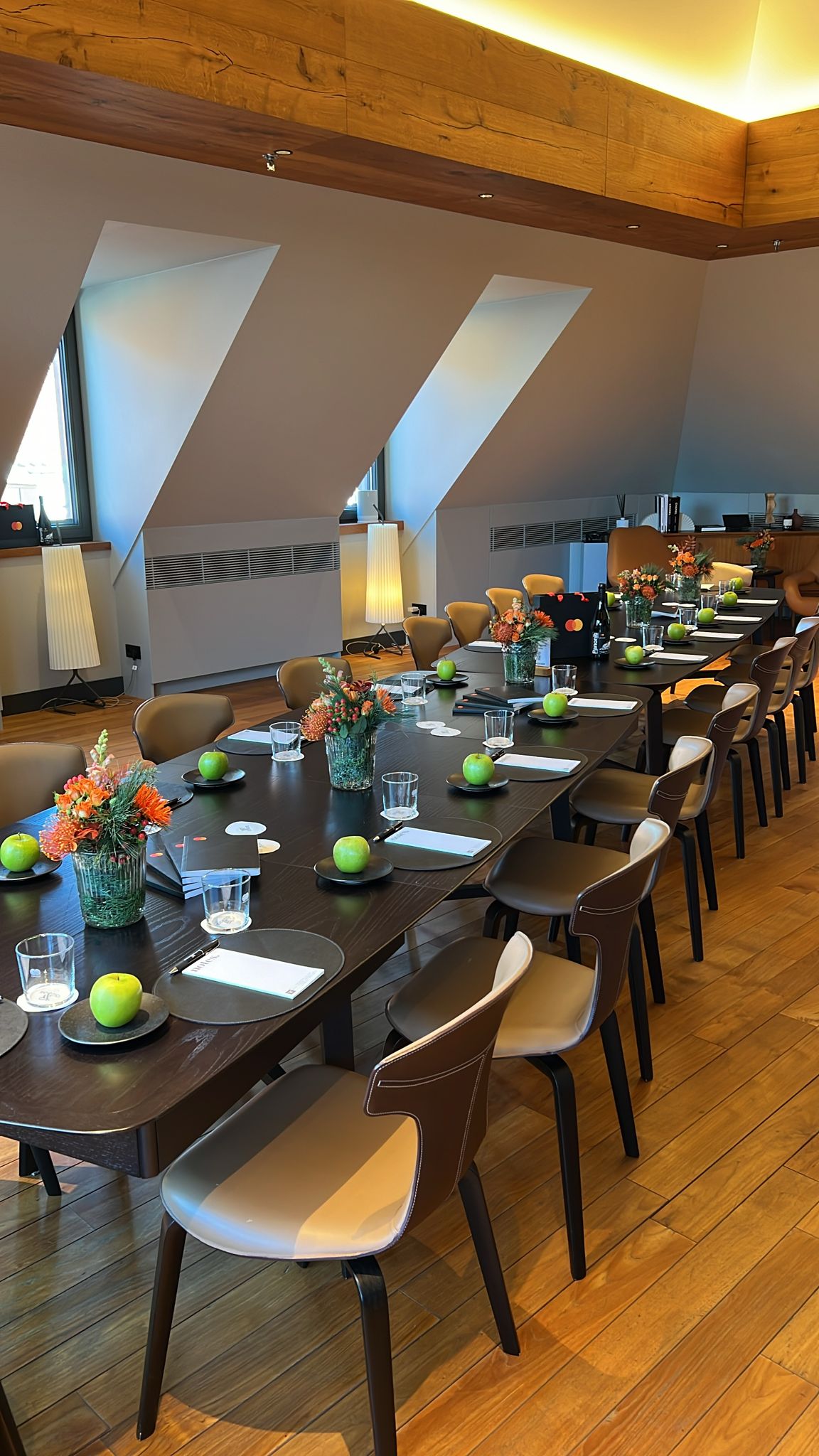 Meetingtafel gedeckt mit Wasser, frischen Obst und Notizblöcken