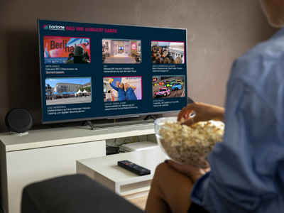 TV mit verschiedenen Dingen zur Auswahl und ein Mensch mit Popcorn