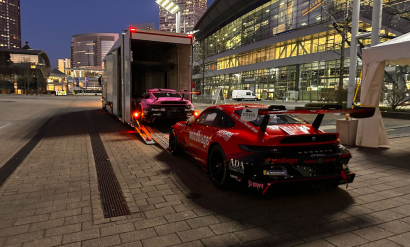 DTM Fahrzeuge die von einer Messe abgeholt werden