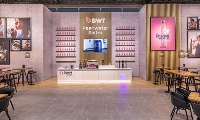 Kaffeebar auf einer Messe mit pinken Siebträgermaschine und schöner Deko