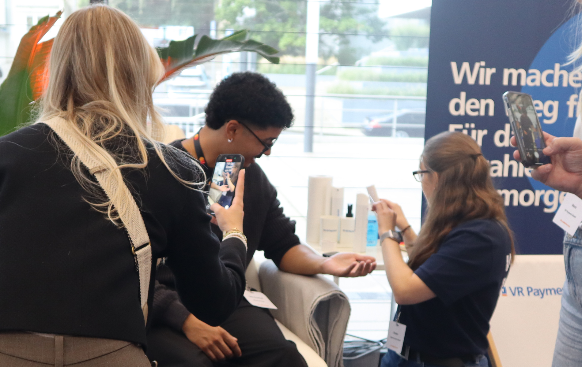 Besucher wird beim Tätowieren fotografiert