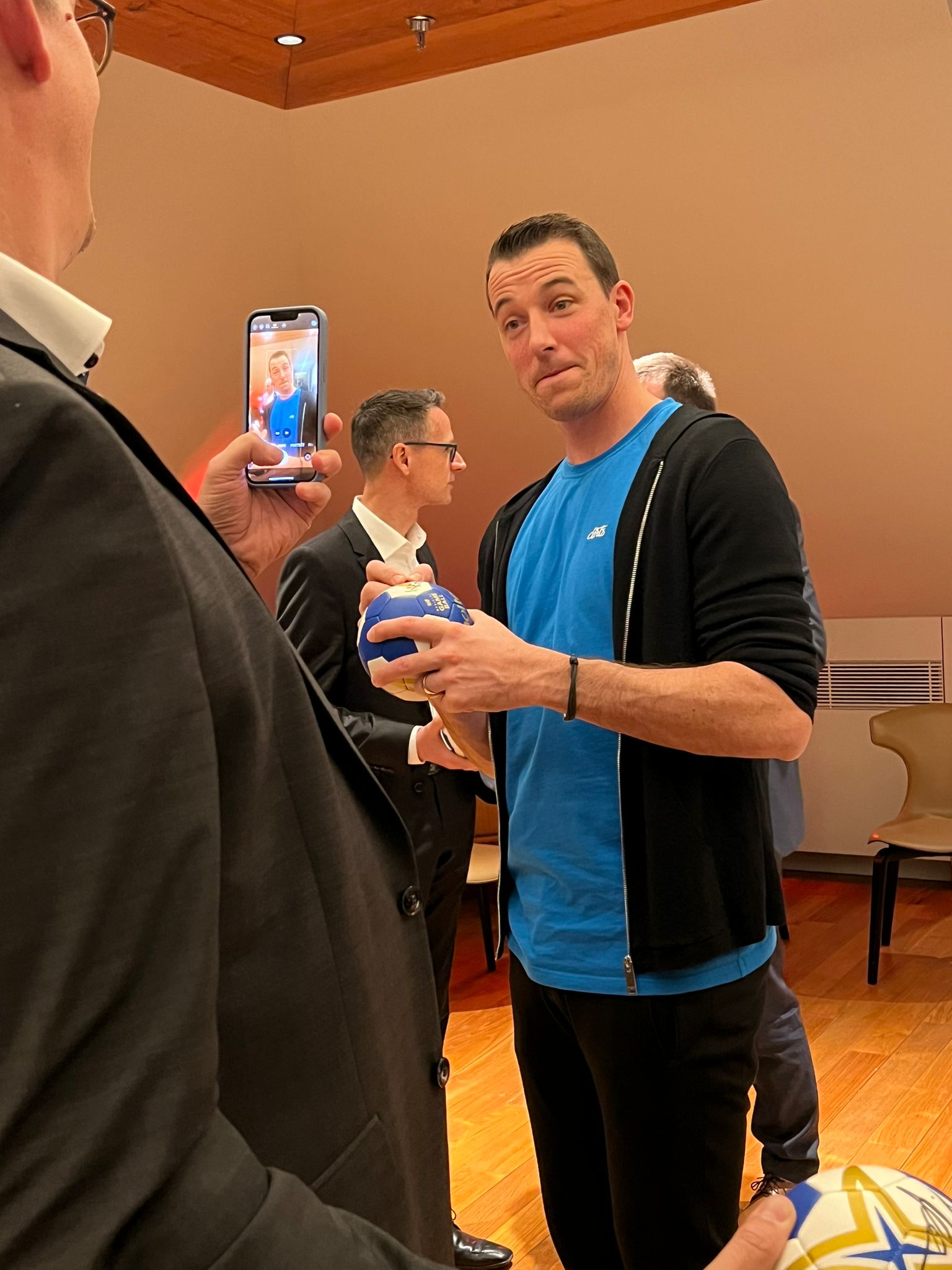 Dominik Klein beim Signieren eines Handballs