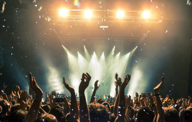 Menschen feiern vor einer Bühne