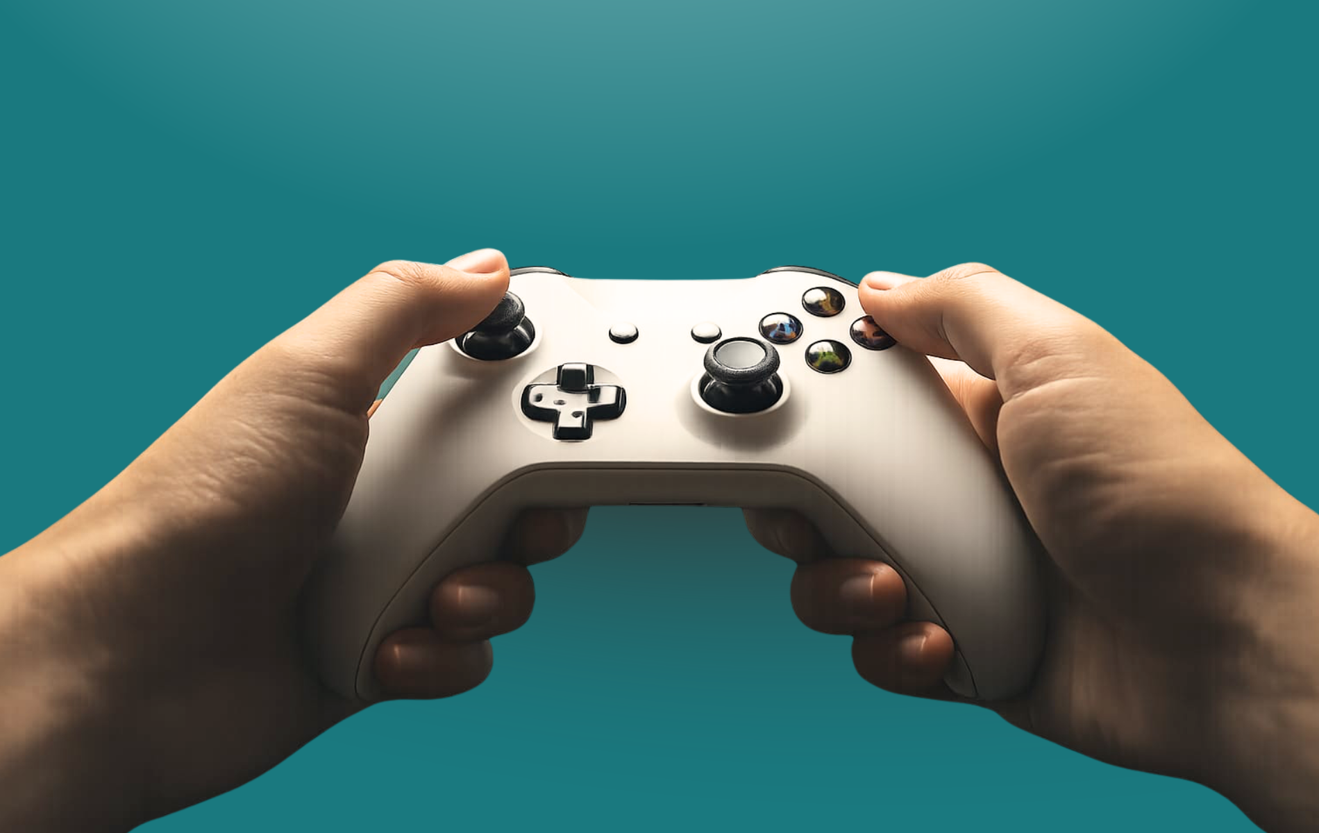 Eine Person hält einen Gaming-Controller in den Händen