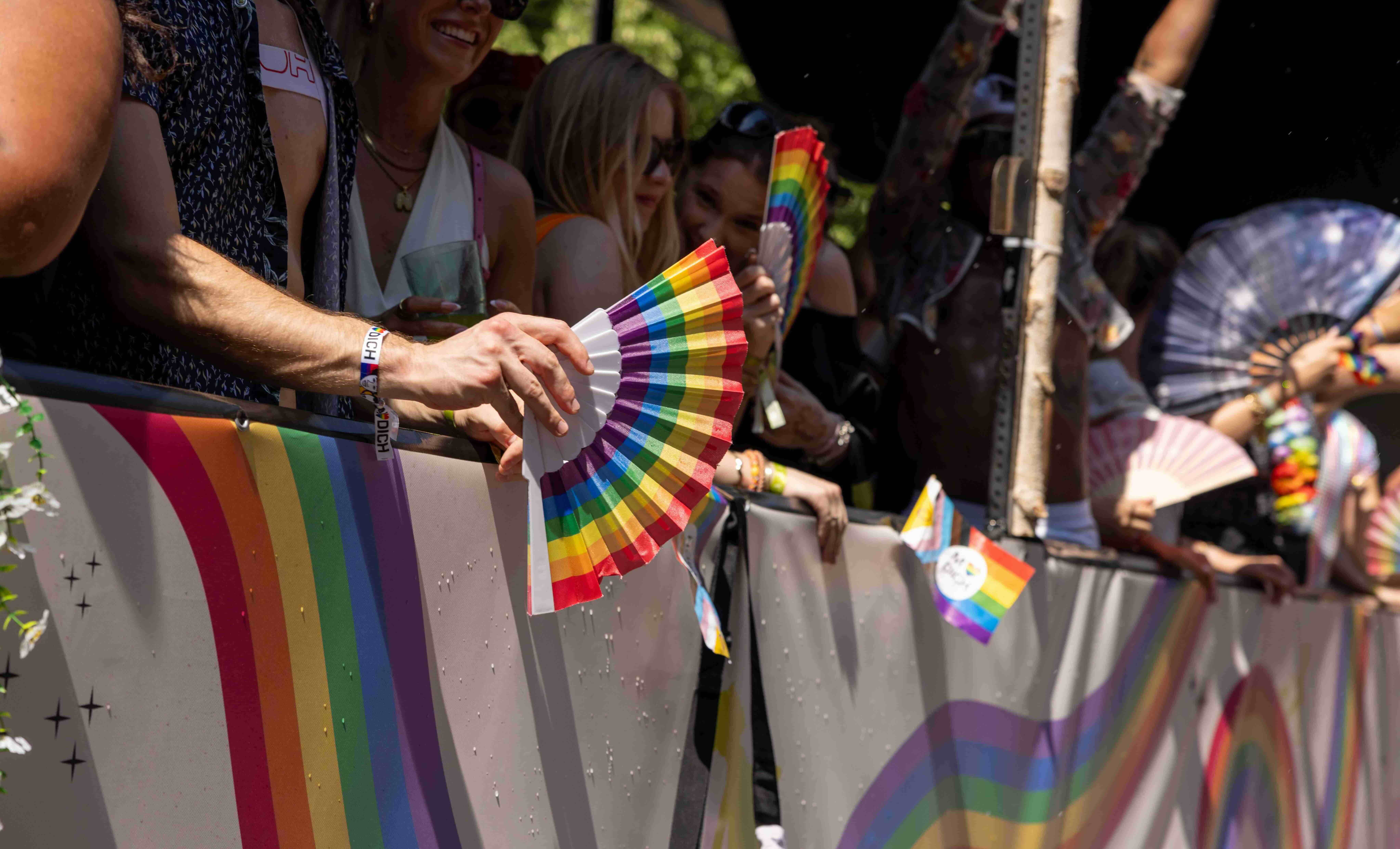 Fächer in Regenbogenfarben