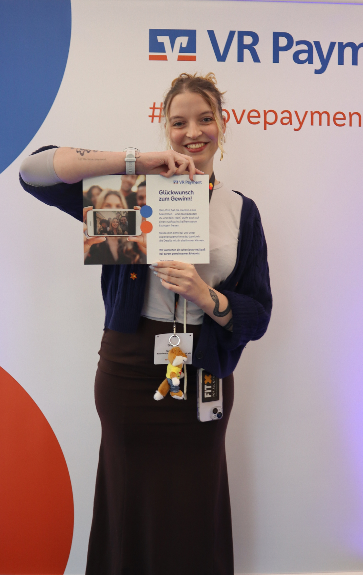 Gewinnerin des Team-Ausflugs zeigt stolz ihren Gewinn.