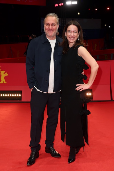 Ein Paar auf dem roten Teppich