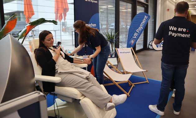 Besucher bekommt ihr Tattoo und sie filmt den Prozess.