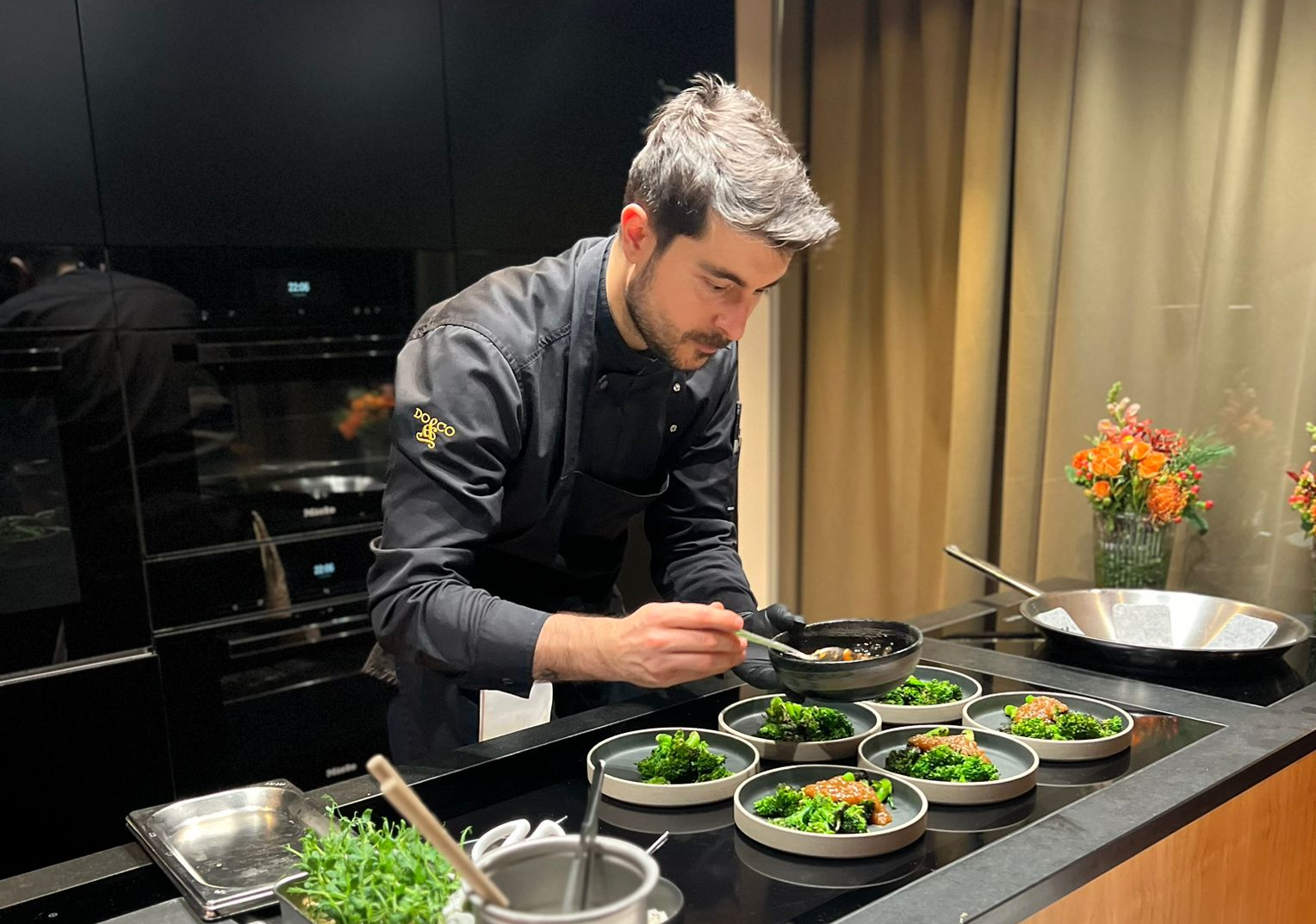 Koch beim Anrichten der Vorspeise live