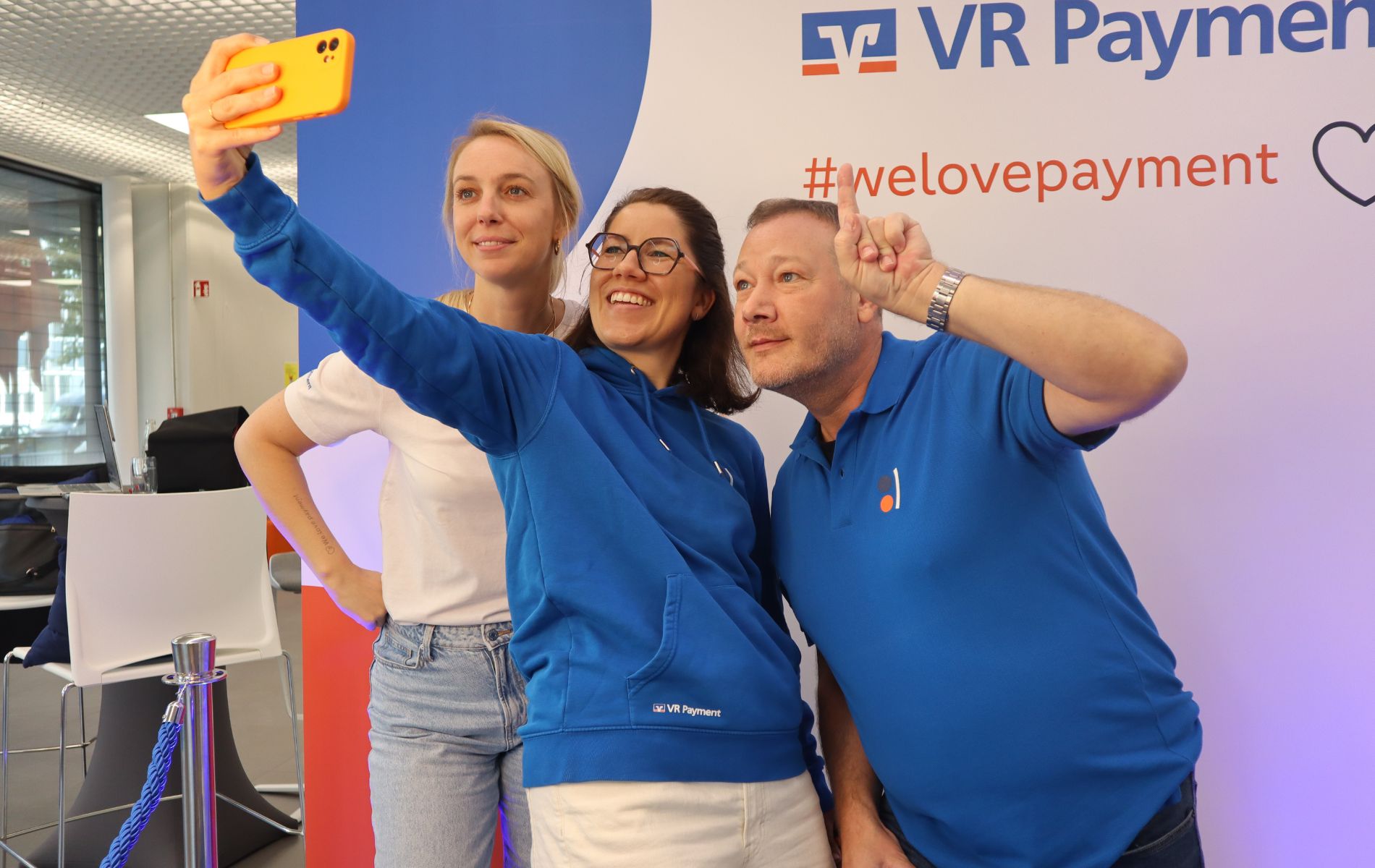 Gruppe, die ein Selfie macht.