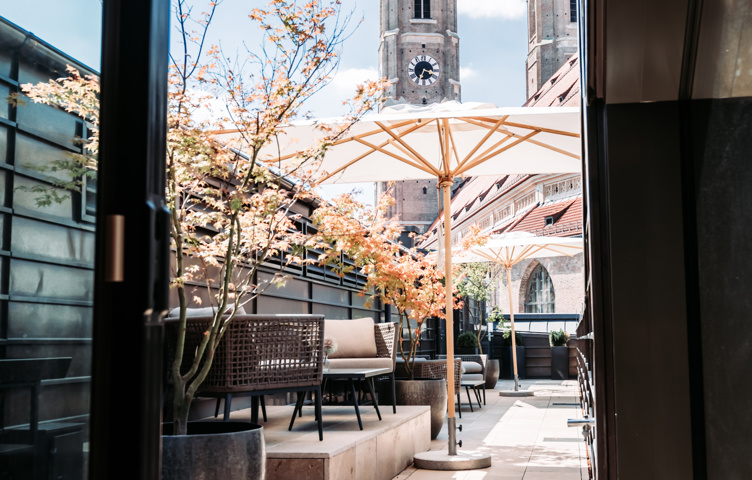 Dachterasse des Hotel mit Sitzgelegenheiten und Sonnenschirm