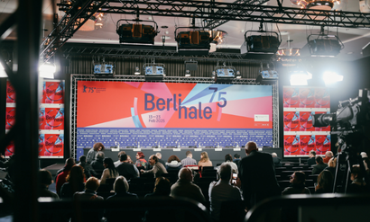 Pressekonferenz der Berlinale 2025 mit dem Cast auf der Bühne und Journalisten davor